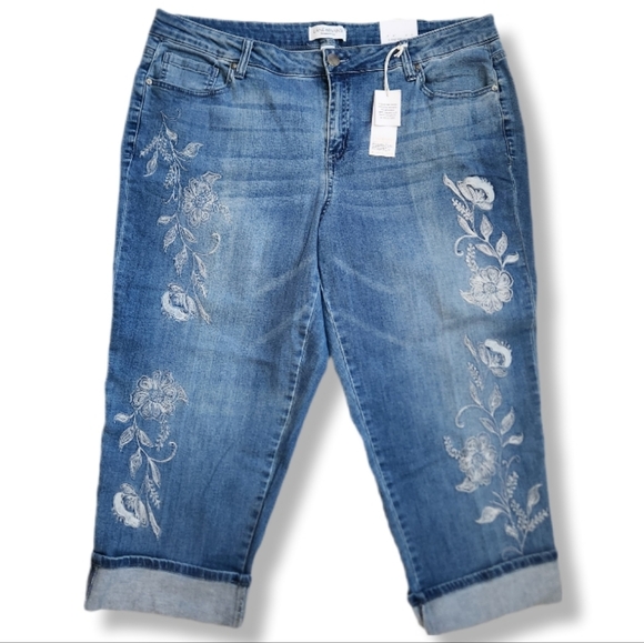 Lane Bryant Distressed Blue Cropped Flower Embroidered Detail Denim Sz 20 - Picture 16 of 16